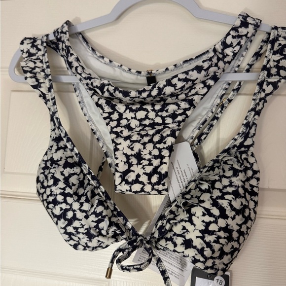 VIX PAULA HERMANNY
Julien Ruffled Floral-Print Triangle Bikini TOP ONLY - Picture 5 of 8